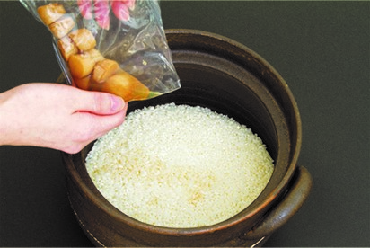 水切りしたお米２合に解凍しておいた本品のだし汁だけを入れます。